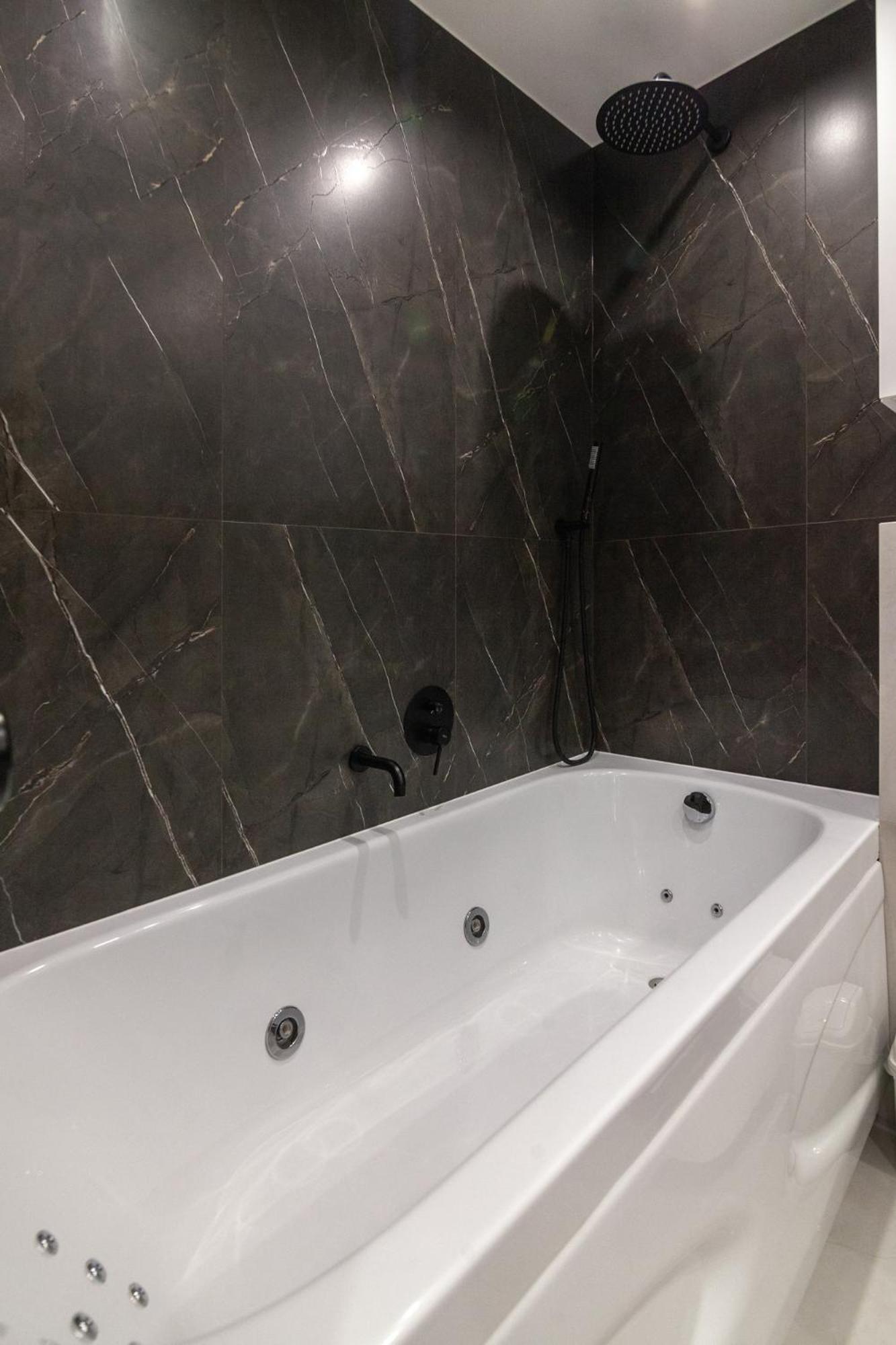 Leogrand Jacuzzi On Shevchenka 31a Apartment Lviv